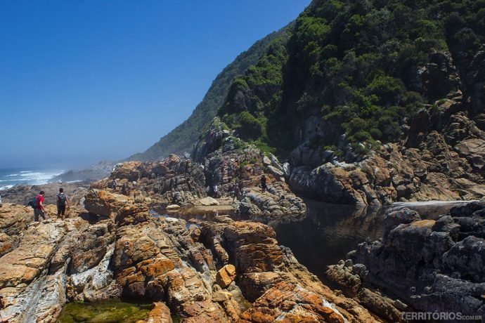 Pedras, rio, mar e montanhas no mesmo cenário