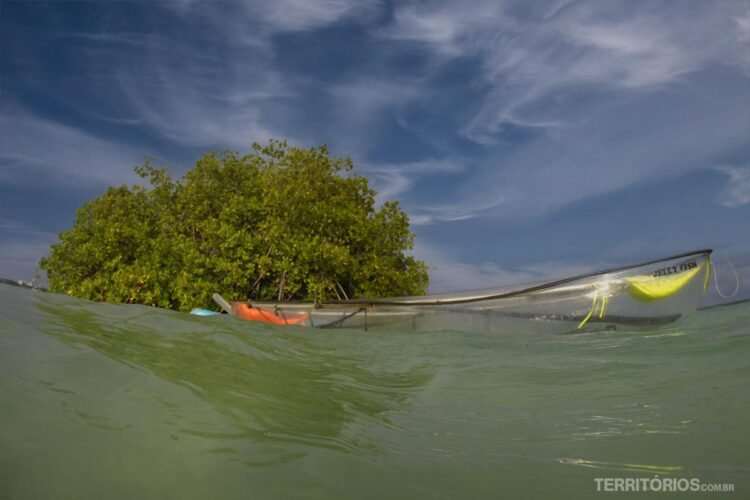 Caiaque transparente no mar de San Andrés