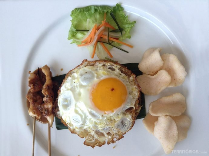 O balinês típico Nasi Goreng, arroz com frutos do mar frito, vegetais, frango, ovo frito e crackers