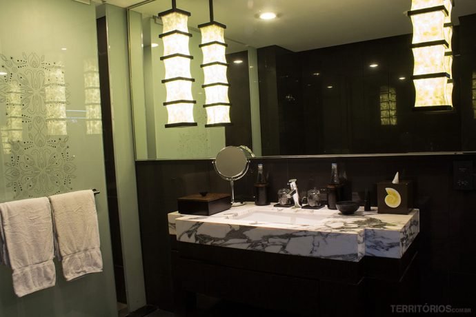 Banheiro espaçoso com banheira e armário no Sakala