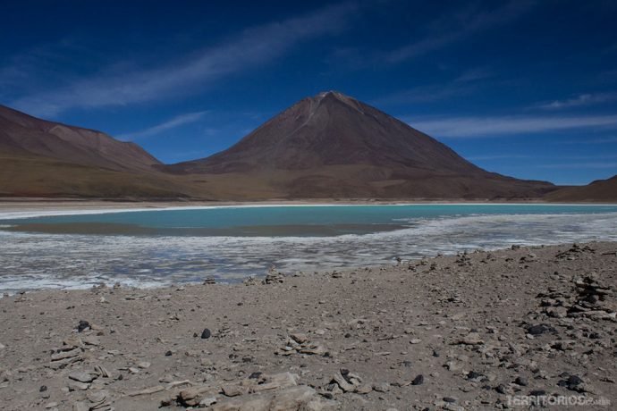 A mortal Laguna Verde aos pés do vulcão Licancabur, na divisa com o Chile