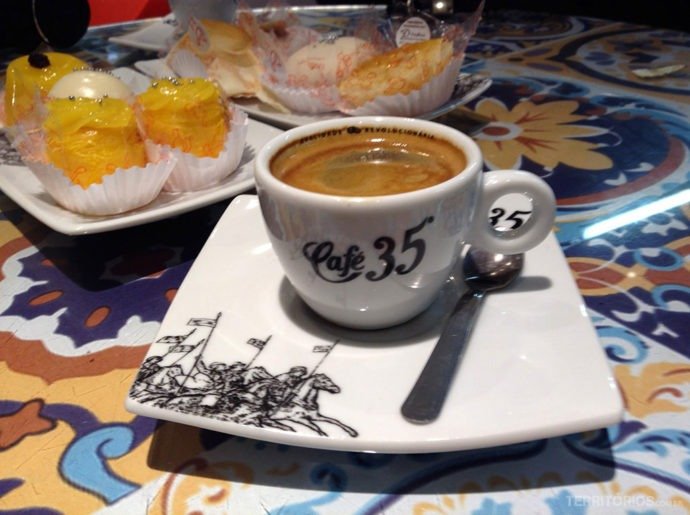 Café e doces no Mercado Central durante roteiro um dia e meio em Pelotas