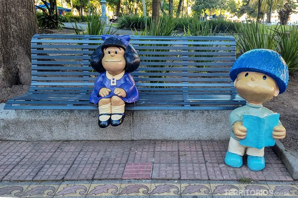 Estátuas da Mafalda e do pelotense Betinho no banco da praça