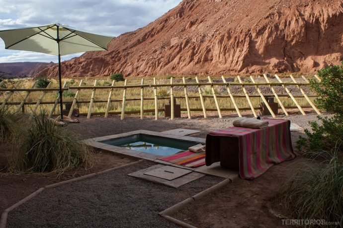 Espaço para o banho Inca ao ar ar livre no melhor hotel no Atacama