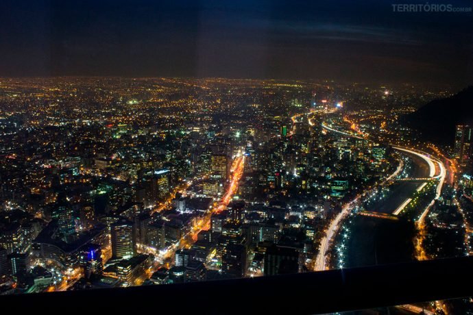 As luzes da cidade no passeio noturno do mirante mais alto da América Latina
