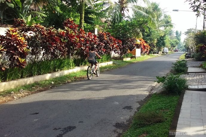 A rua em frente ao hotel quando comecei a pedalar