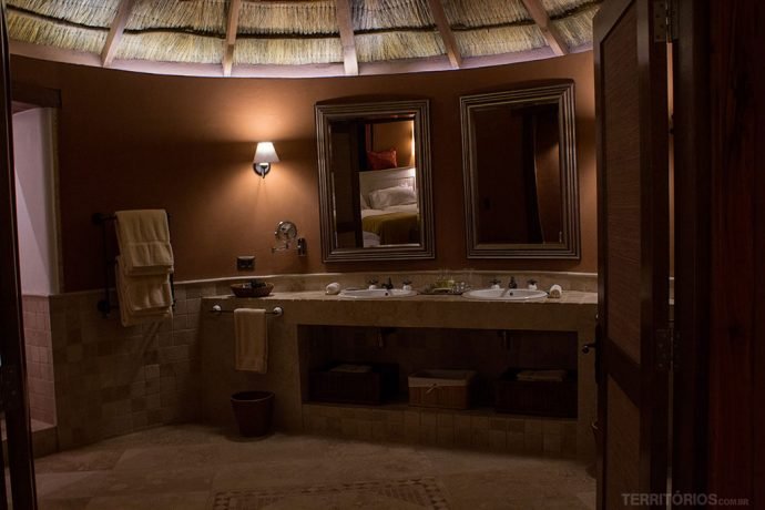Amplo banheiro com duas pias nas cabanas do Awasi Atacama