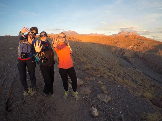 O trio de amigas comemorando 10, 5 e 3 anos de seus sites de viagem na Quebrada de Quezala