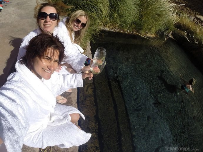 Amigas curtindo as Termas de Puritama