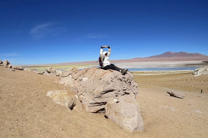 Me sentindo forte levantando pedra vulcânica leve