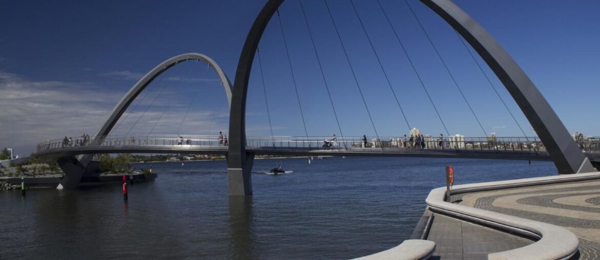 Ponte Elizabeth Quay sobre o rio Swan em Perth, Western Australia - Austrália