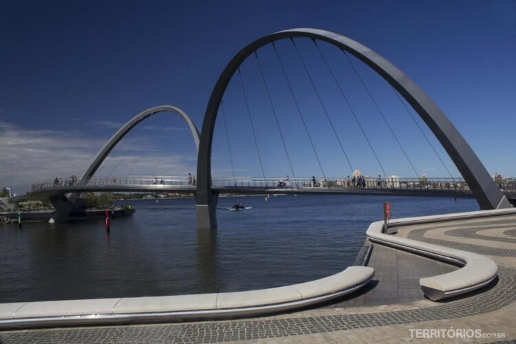 Ponte Elizabeth Quay sobre o rio Swan em Perth, Western Australia - Austrália