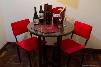 Catálogo com produtos e bebidas na mesa do quarto do Hotel Fenícia