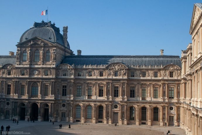 Fachada do Museu do Louvre em Paris, França