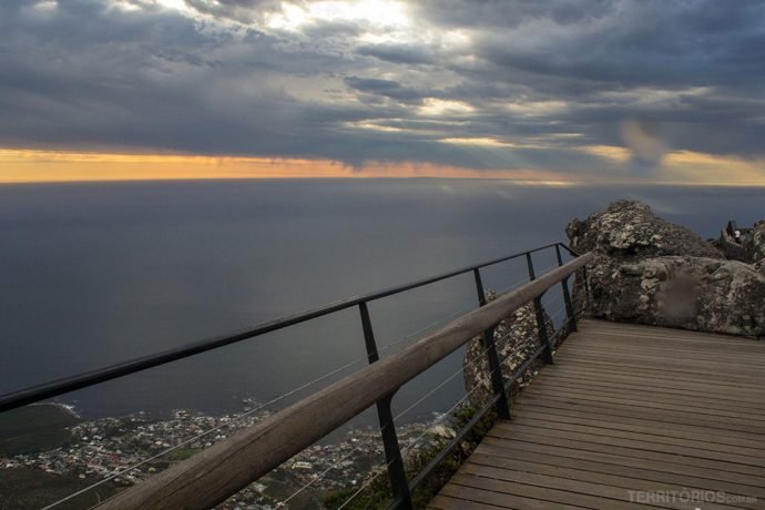 Passarelas e trilhas no topo da Table Mountain