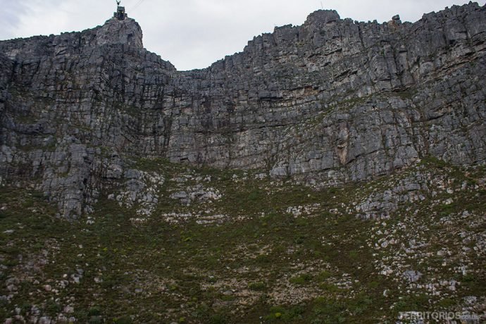 Paredão de 500 milhões de anos e a estação do teleférico no alto da Table Mountain