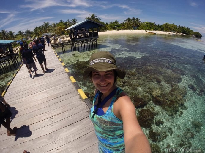 Chegada a Arborek impressionada com os corais preservados vistos do trapiche