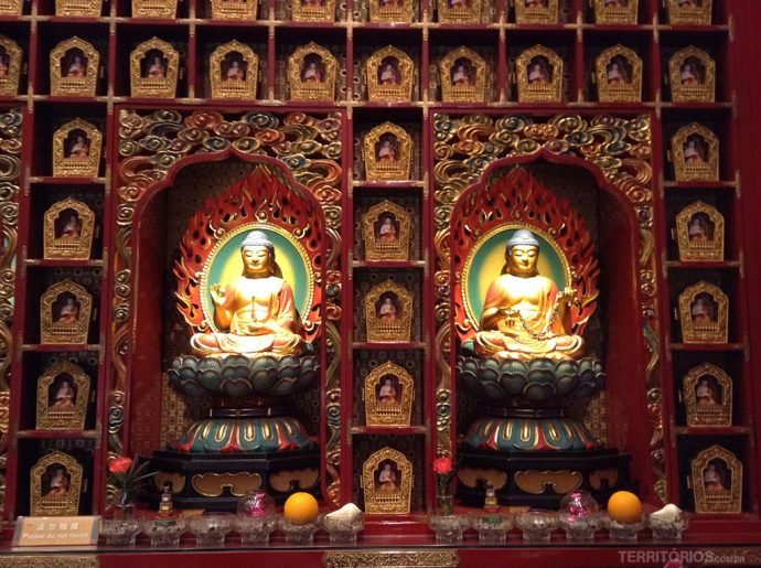 Budas nas paredes do Hundred Dragons Hall