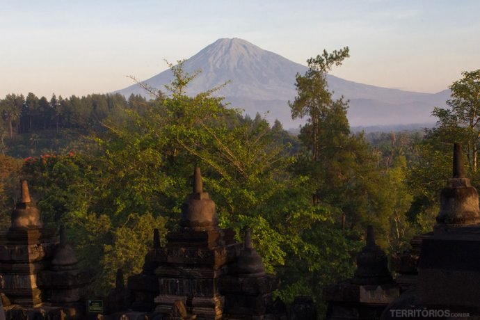 Vulcão inativo Monte Sumbing e as ruínas de Borobodur em Java, Indonésia