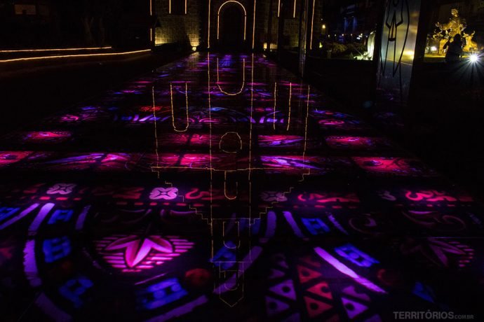 Mosaico com show de luzes em frente a Igreja São Pedro, Gramado, Rio Grande do Sul - Brasil