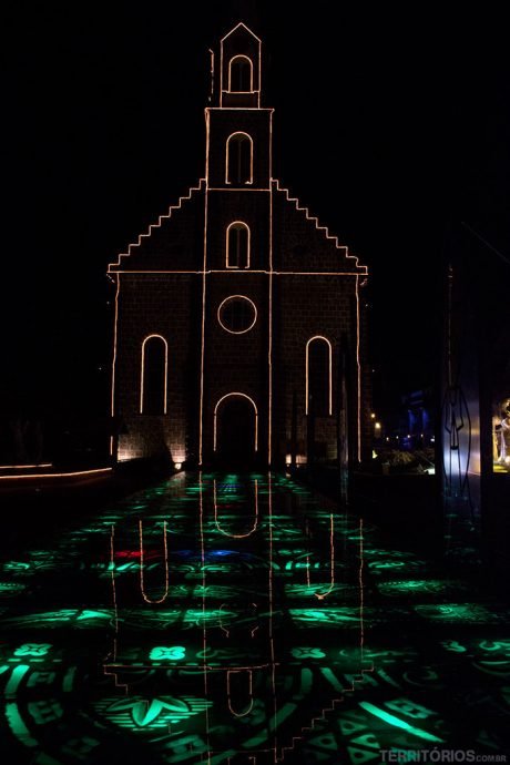 Reflexo da igreja no mosaico do Natal Luz de Gramado