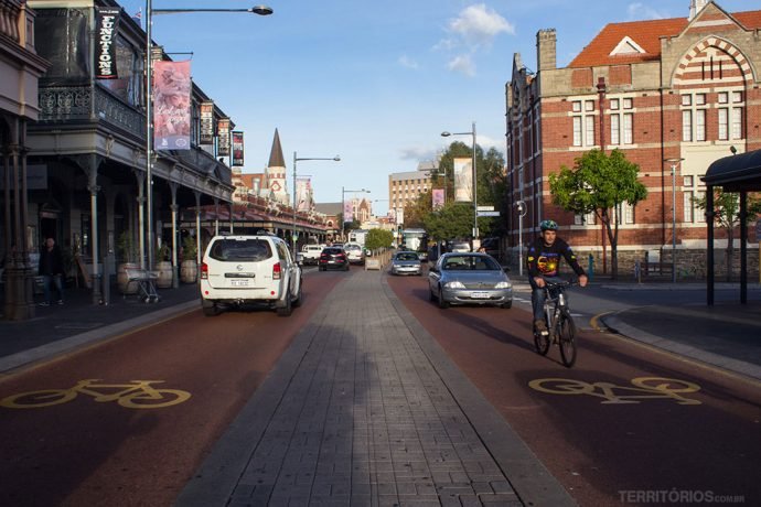 Respeito entre ciclistas e motoristas em Fremantle, cidade próxima à Perth com acesso via ciclovias