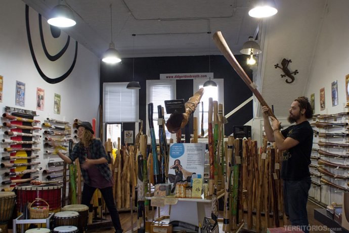 Loja em Fremantle é cheia de didgeridoos e bumerangues