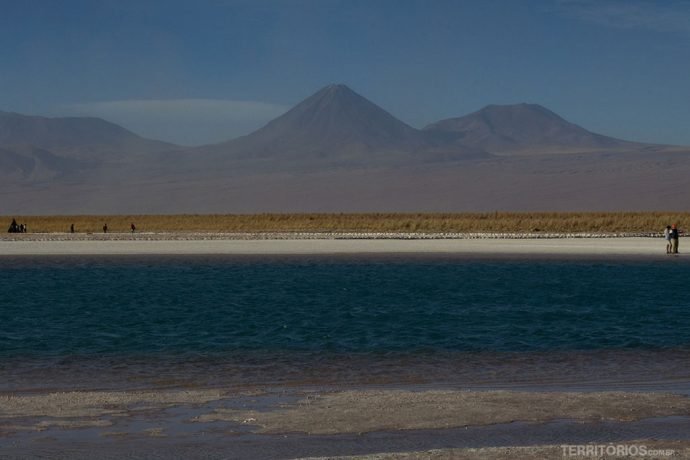 Licancabur (centro) é o vulcão mais famoso do Atacama