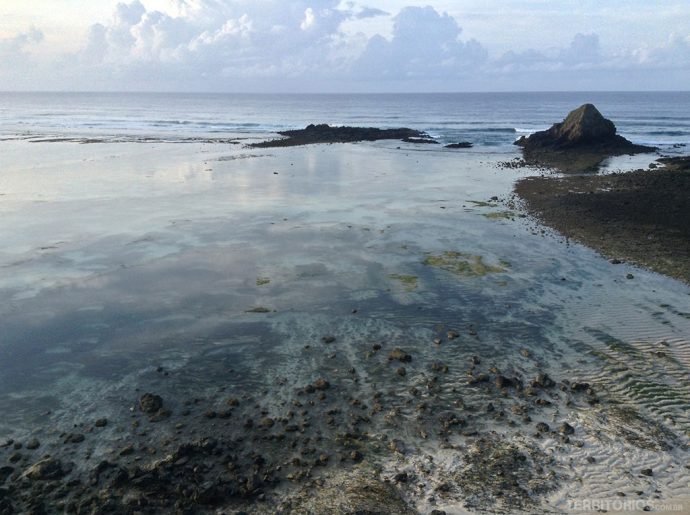 Maré baixa mostra paisagem diferente nas primeiras horas do dia em Lombok