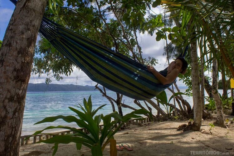 Roberta Martins deitada na rede em ilha do Raja Ampat Dive Lodge