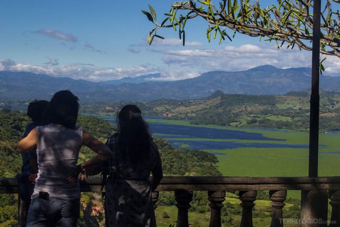 A paisagem em Suchitoto vista de um dos hotéis em El Salvador