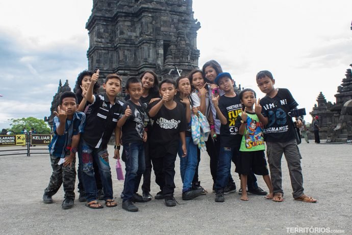 Crianças em busca de selfies com turistas em Prambanan