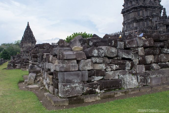 Ruínas de Prambanan ao redor do muro