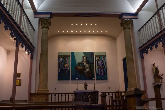 Pinturas contemporâneas no interior da capela