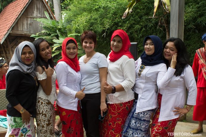 Contato divertido com mulheres muçulmanas em Bandung