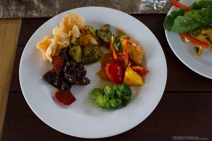 Vegetais e pimenta em abundância na culinária típica do Dusun Bambu