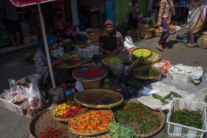 Pimentas e especiarias vendidas nos mercados de rua da Indonésia