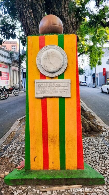 Monumento ao clube de futebol mais antigo do Brasil que fica em Rio Grande