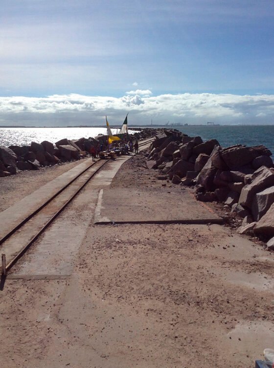 Molhes da Barra é a terceira maior obra de engenharia oceânica do mundo. Além de ajudar navios a entrarem no porto, abriga aves e lobos marinhos e oferece o passeio de vagoneta mar a dentro (foto: Minéia)