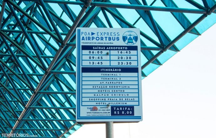 Transporte em Porto Alegre: placa exibe horários e locais na frente de aeroporto