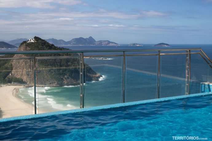 Piscina e a vista para a Praia do Leme  no terraço do Hilton Rio de Janeiro Copacabana