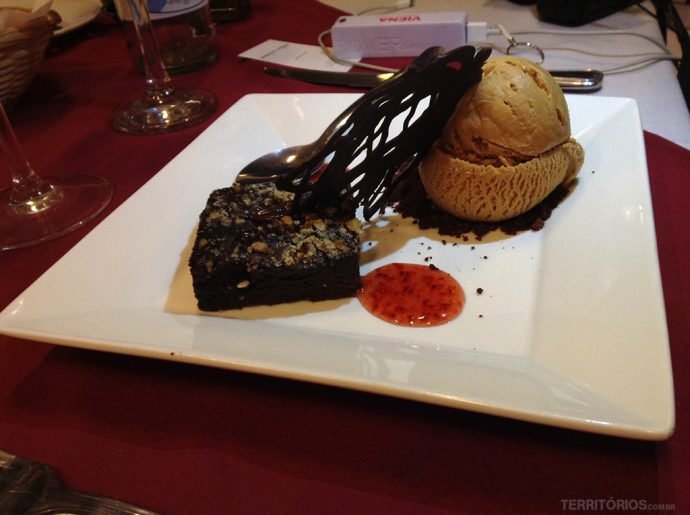 Sorvete de doce de leite com brownie