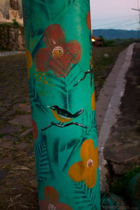 Poste da rua com arte estêncil