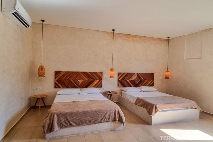Duas camas de casal em hotel na Colômbia
