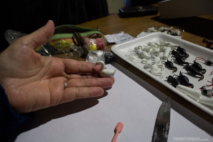 Proporção das miniaturas na mão de Flávia