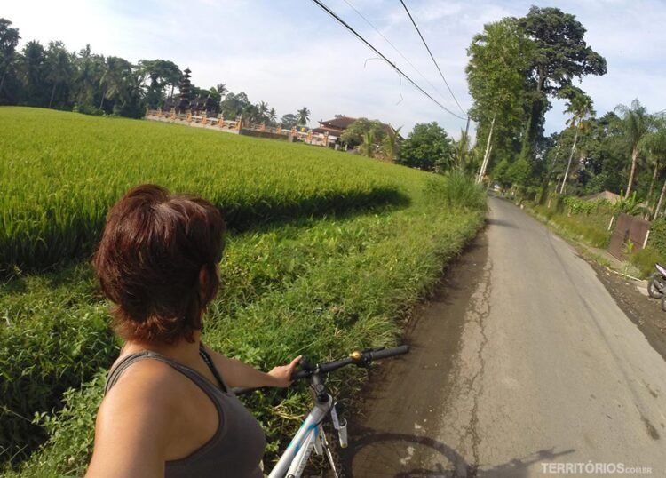 De bicicleta pelas ruas de Ubud, não é o melhor transporte em Bali como eu esperava
