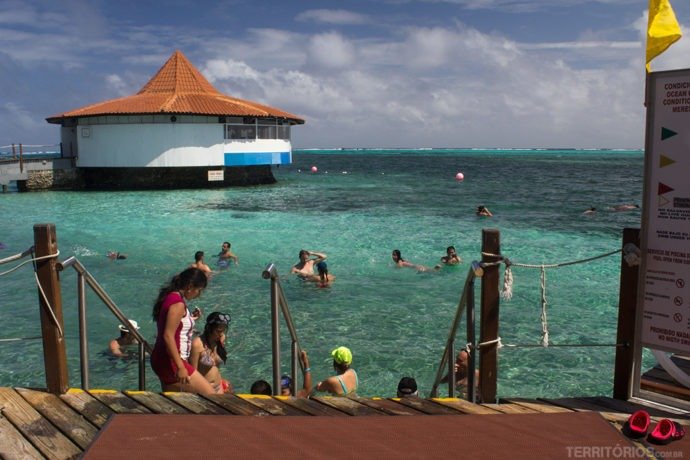 Piscina salgada natural dentro do Resort All Inclusive Decameron Aquarium