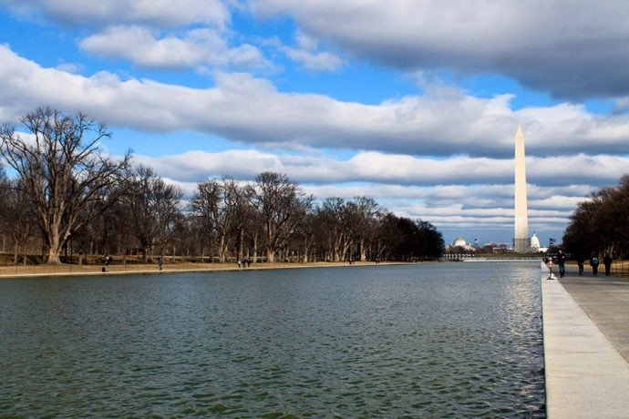Parque em Washington D.C com Obelisco e Capitólio mais ao fundo