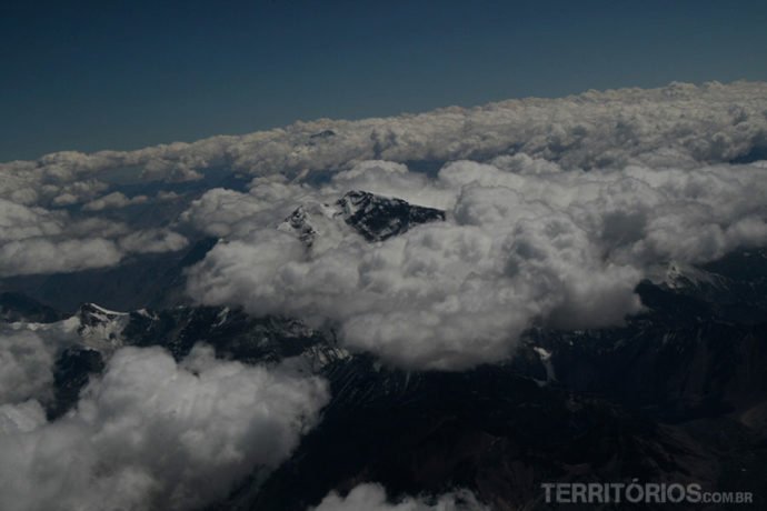 Voando de volta para Santiago consegui ver a enorme montanha se destacando na Cordilheira dos Andes