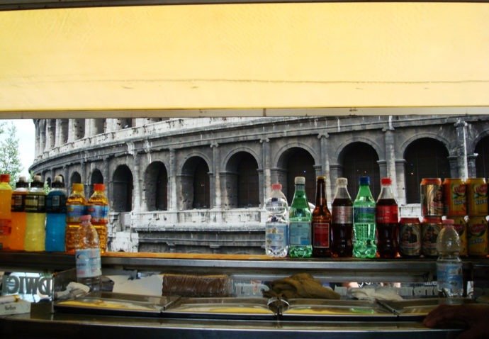 Paisagem diária de um vendedor de lanches, Roma - Italia